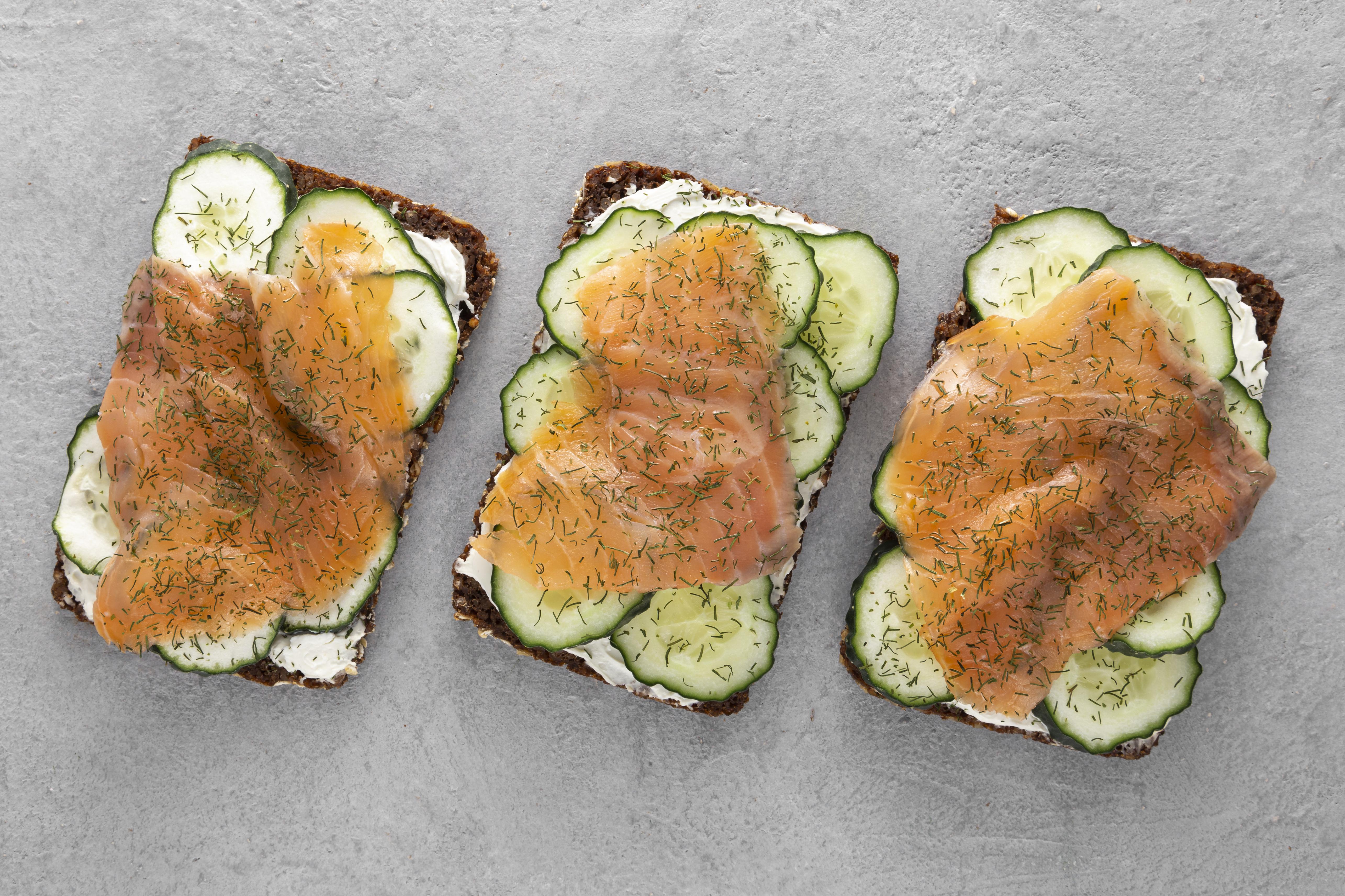 Gerookte zalm met komkommer en dille